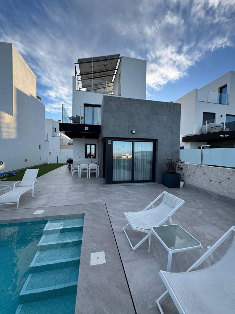 We present a three-storey villa in Los Altos