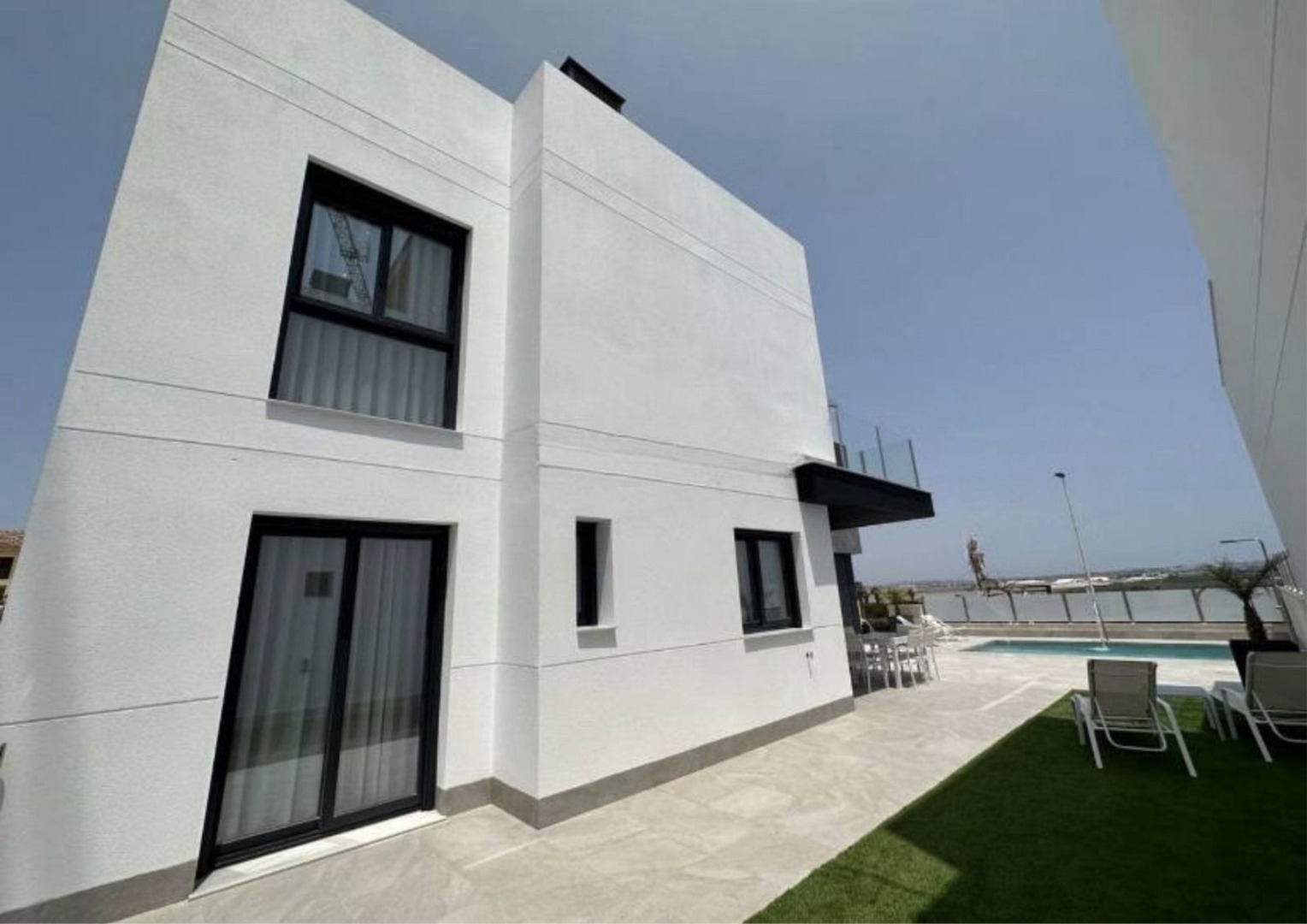 Master bedroom in villa for sale in Torrevieja