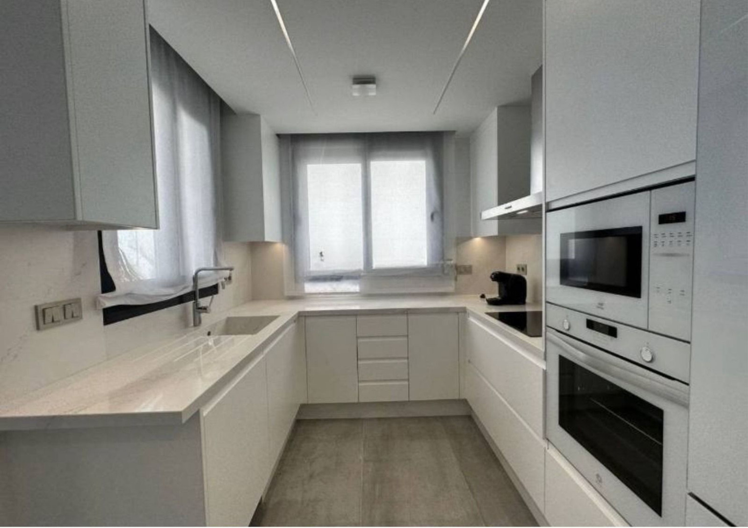 We present a three-storey villa in Los Altos