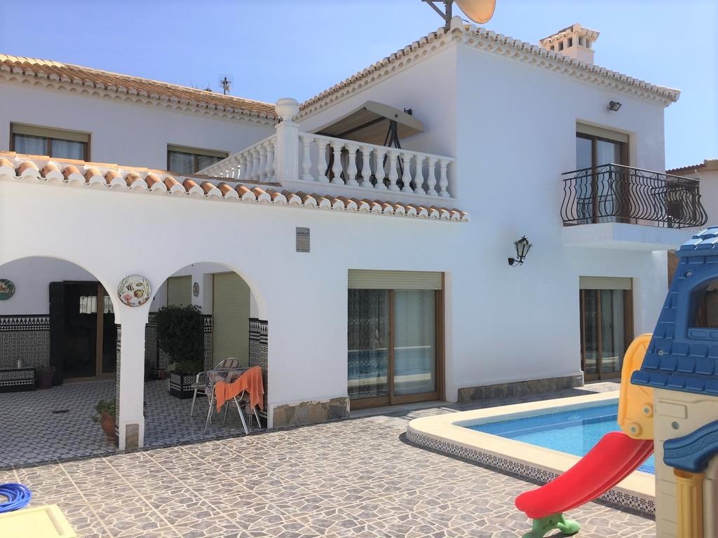 We offer you a large house near the salt lake Laguna Rosa