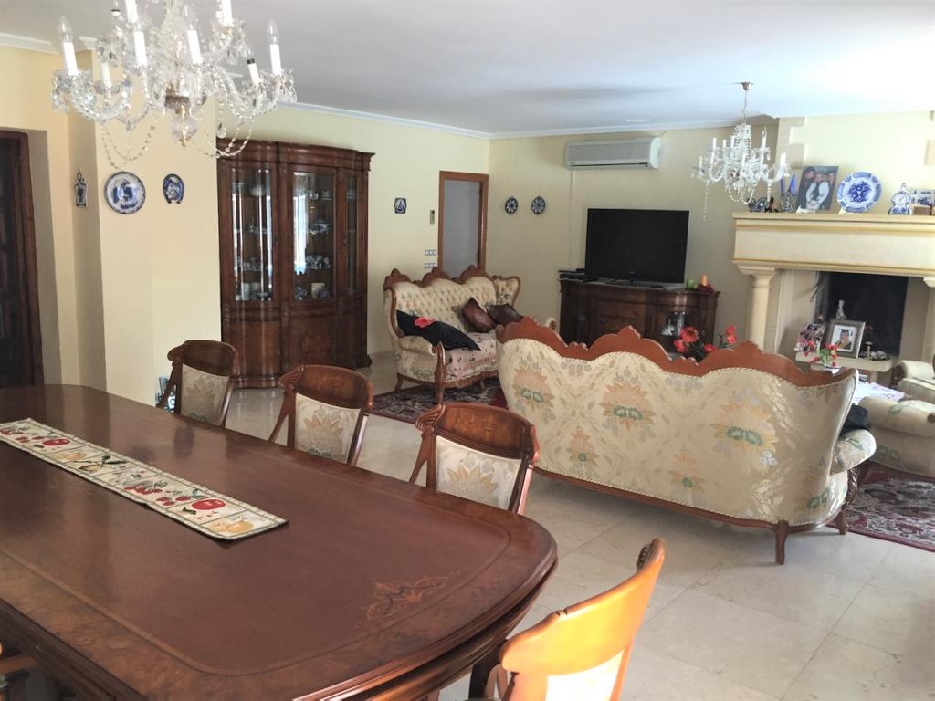 Dining area in villa for sale in Torrevieja