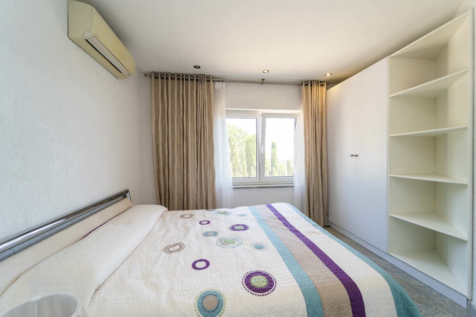 Master bedroom in villa for sale in Calpe