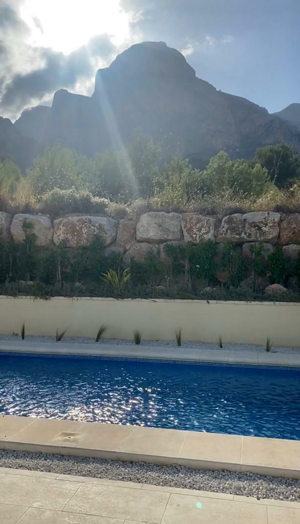 Pool area in villa for sale in Polop