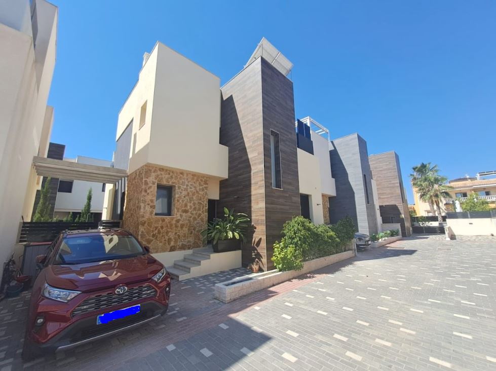 Exterior view in villa for sale in Orihuela Costa