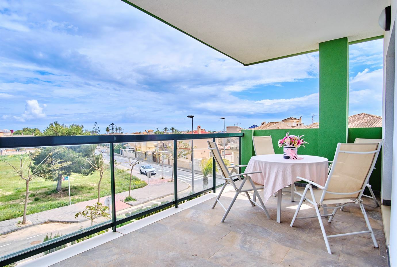 We offer a modern apartment in the town of Mil Palmeras