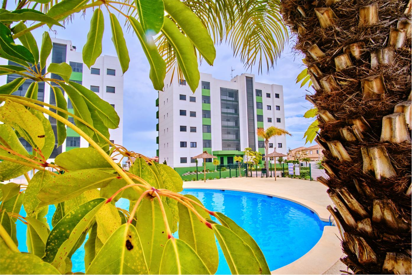 We offer a modern apartment in the town of Mil Palmeras