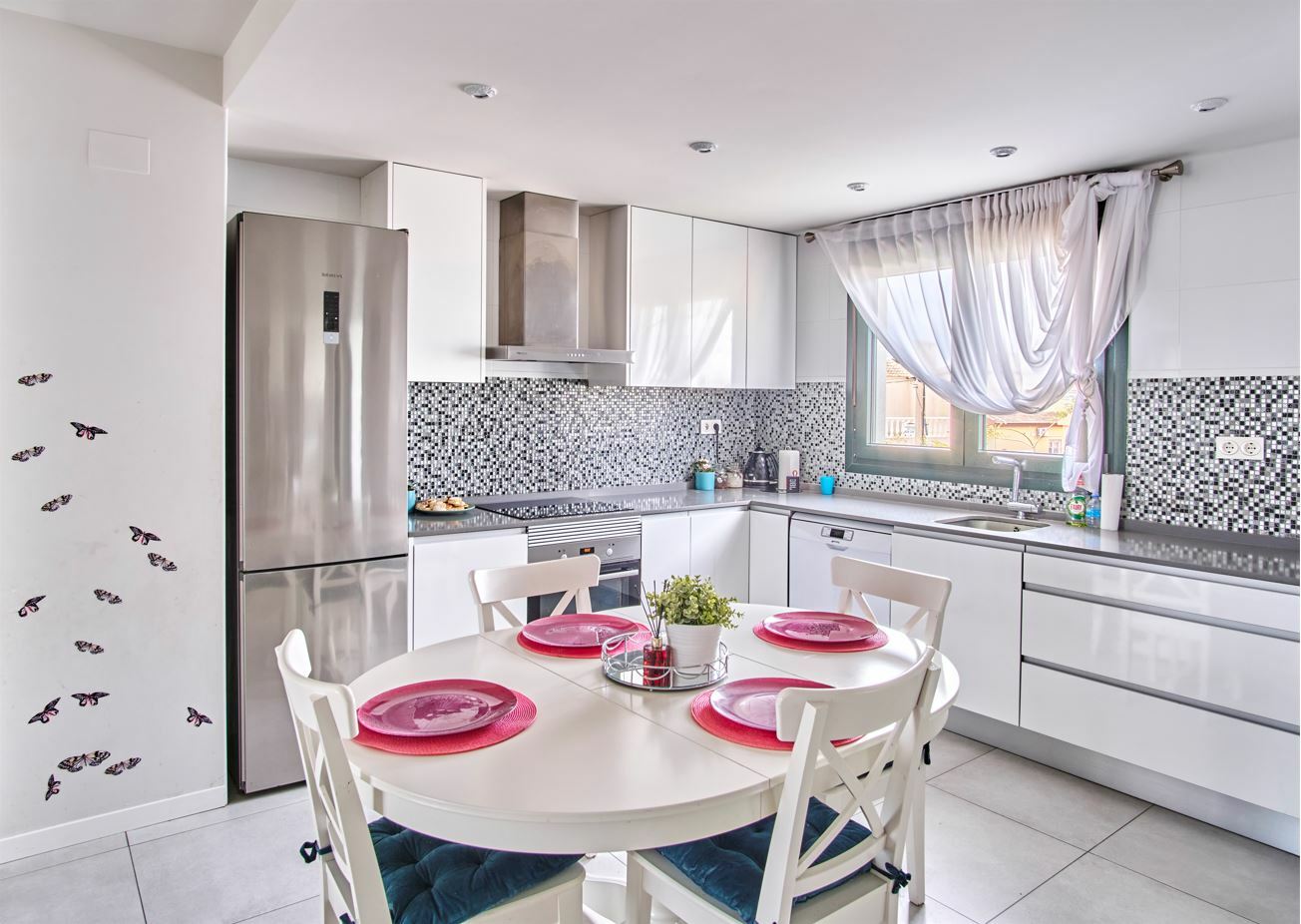 We offer a modern apartment in the town of Mil Palmeras