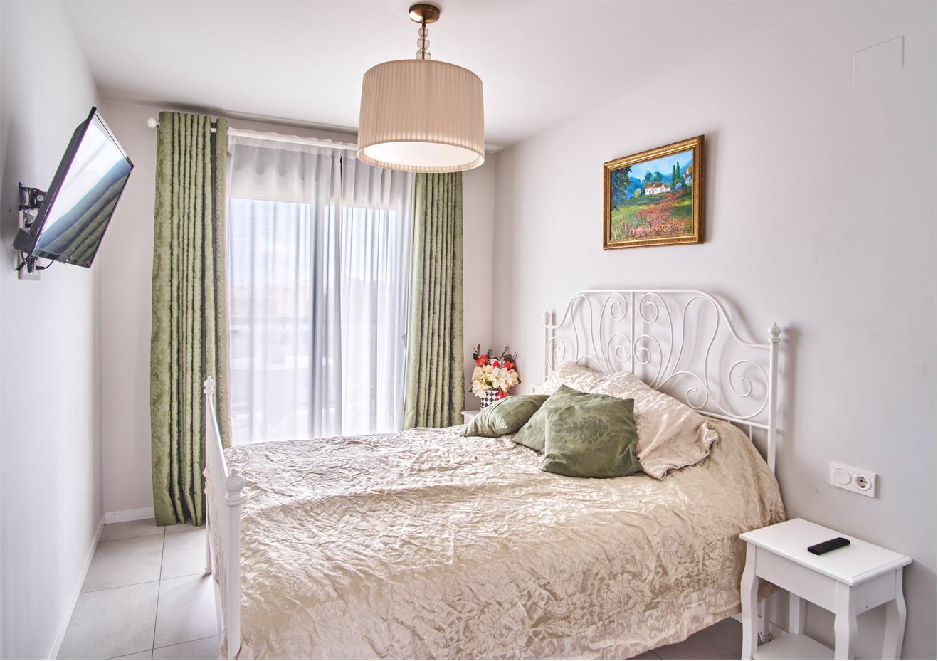 We offer a modern apartment in the town of Mil Palmeras
