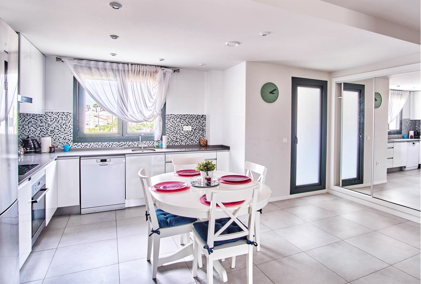 We offer a modern apartment in the town of Mil Palmeras