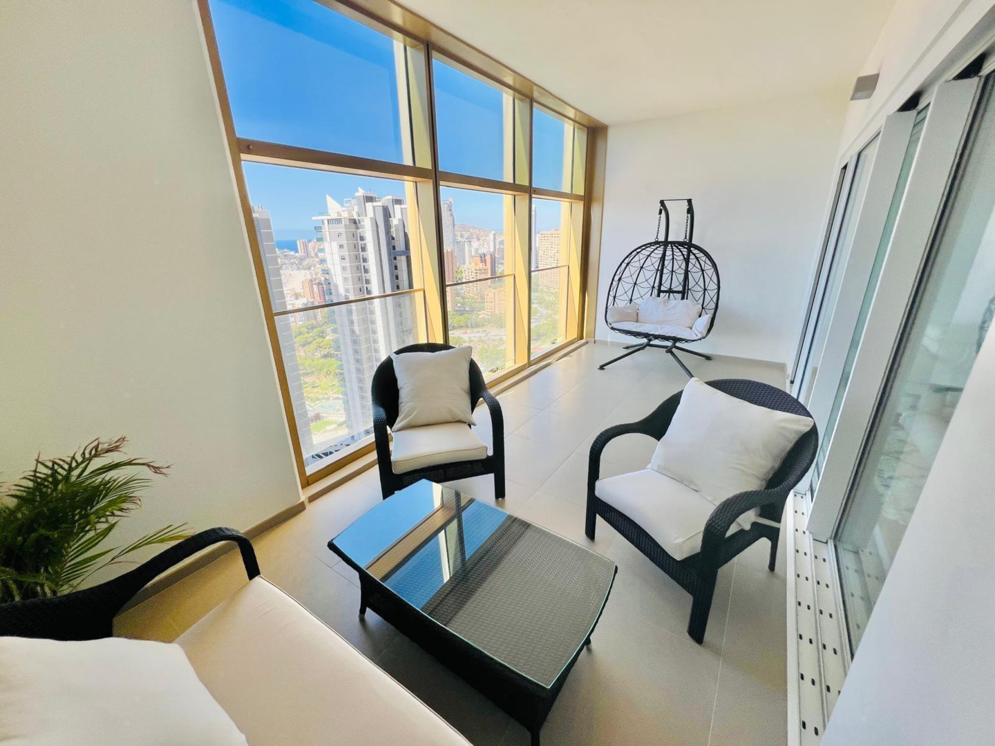 We present a two-bedroom apartment with one bathroom and a shower room in the city of Benidorm