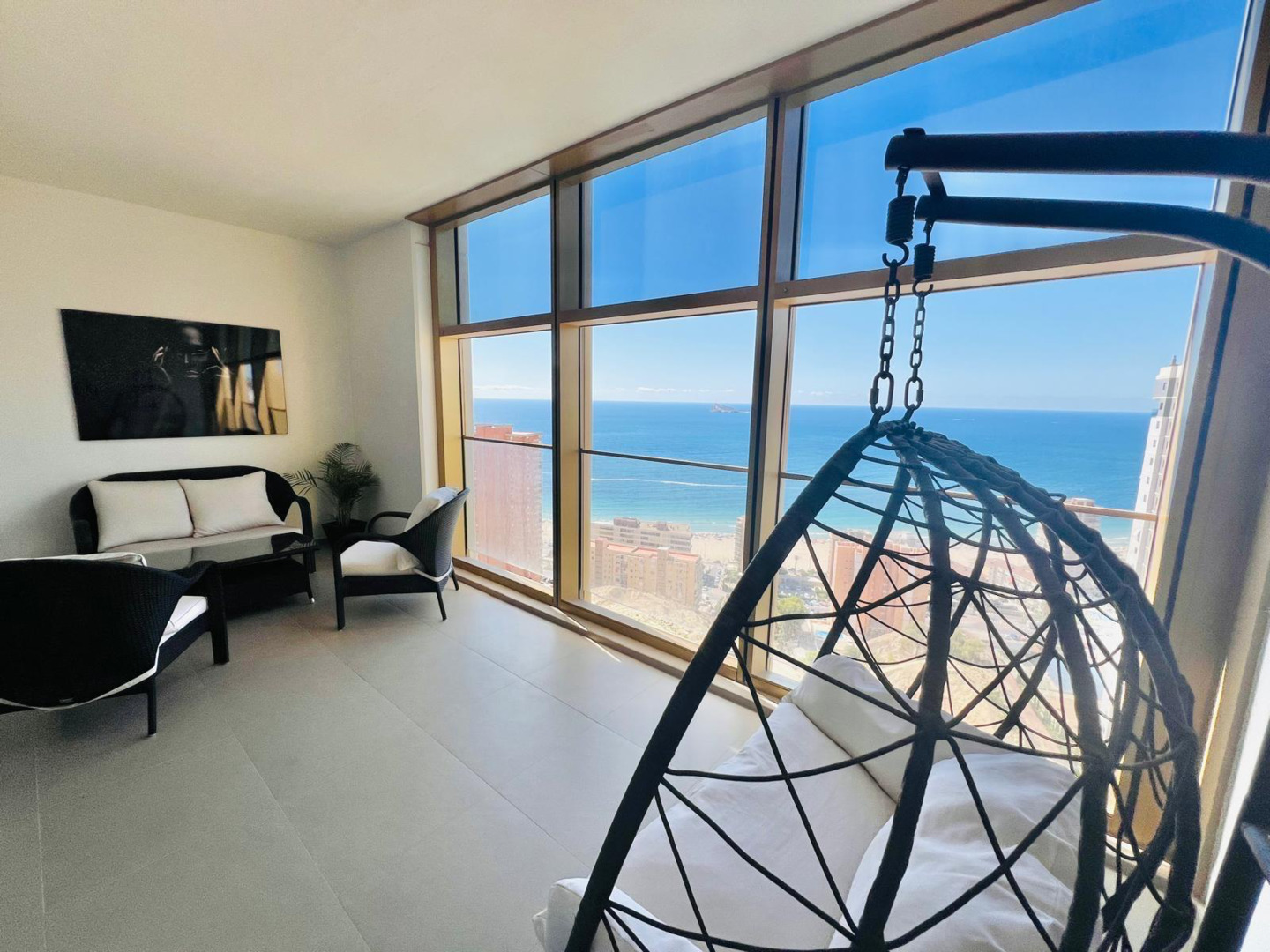 We present a two-bedroom apartment with one bathroom and a shower room in the city of Benidorm