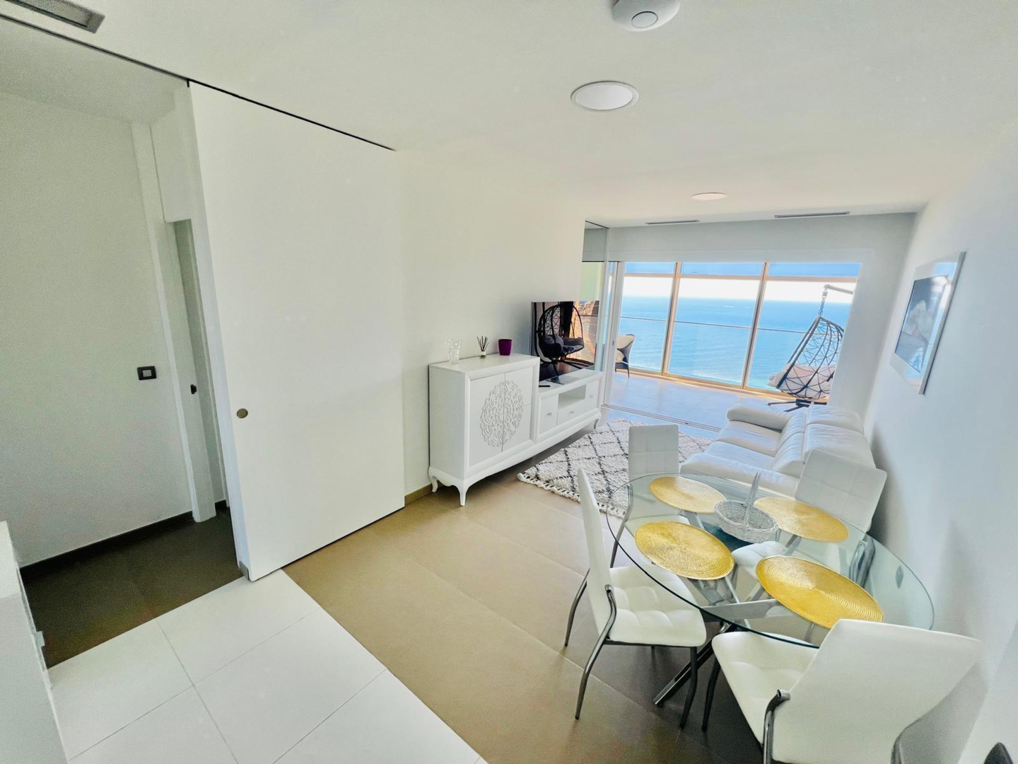 We present a two-bedroom apartment with one bathroom and a shower room in the city of Benidorm