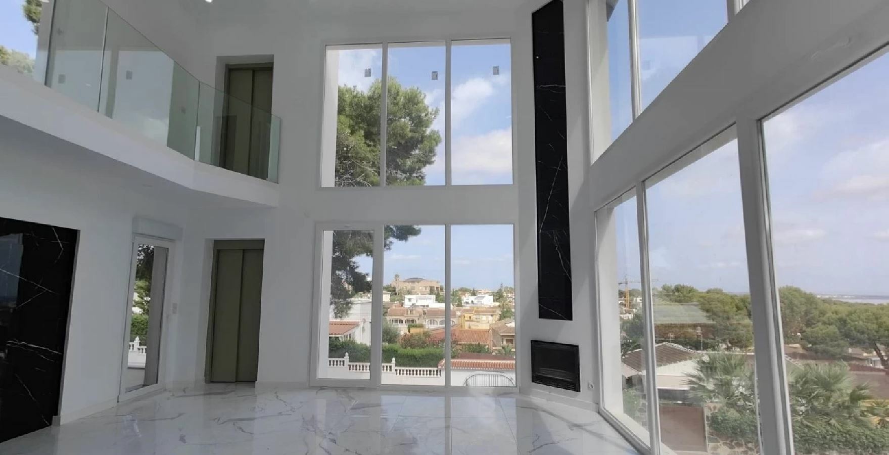 Bathroom in villa for sale in Torrevieja