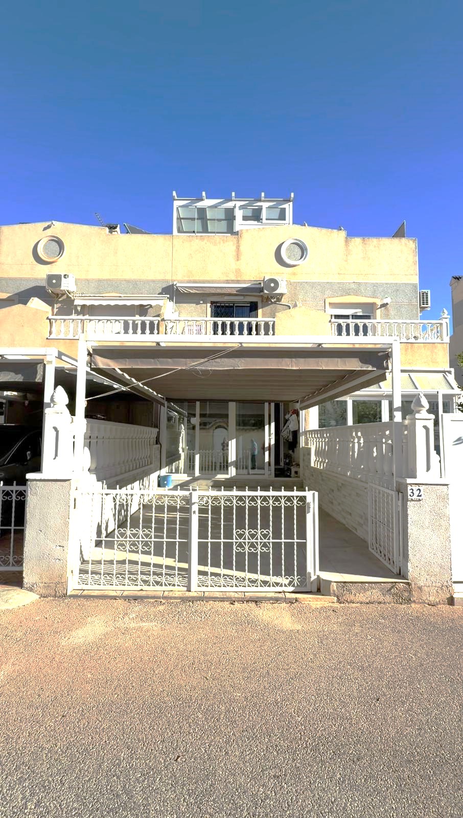 Two-bedroom townhouse with 2 bathrooms, plus an additional room that can be used at your discretion