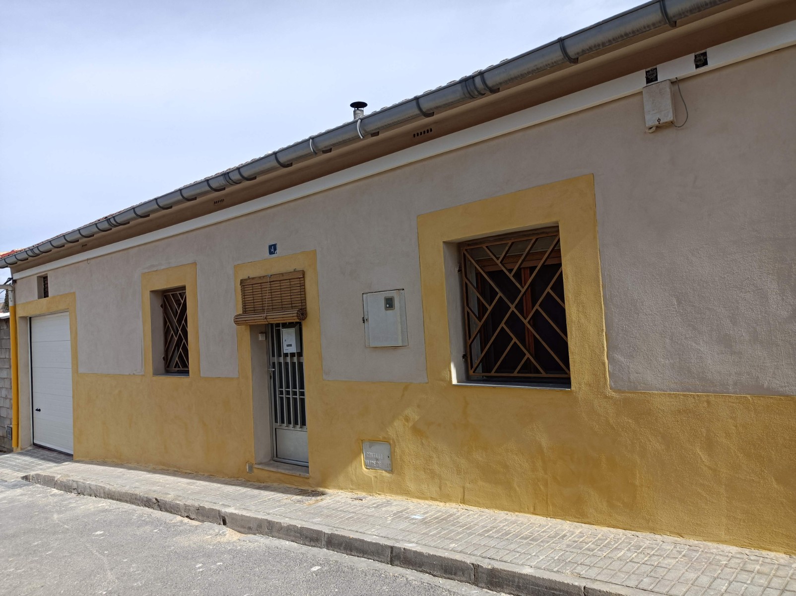 This well-maintained village house is ideally located within walking distance of all essential servi