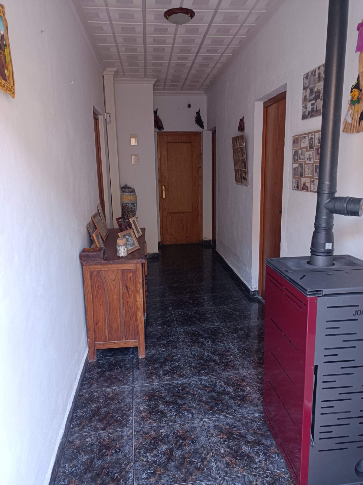 This well-maintained village house is ideally located within walking distance of all essential servi