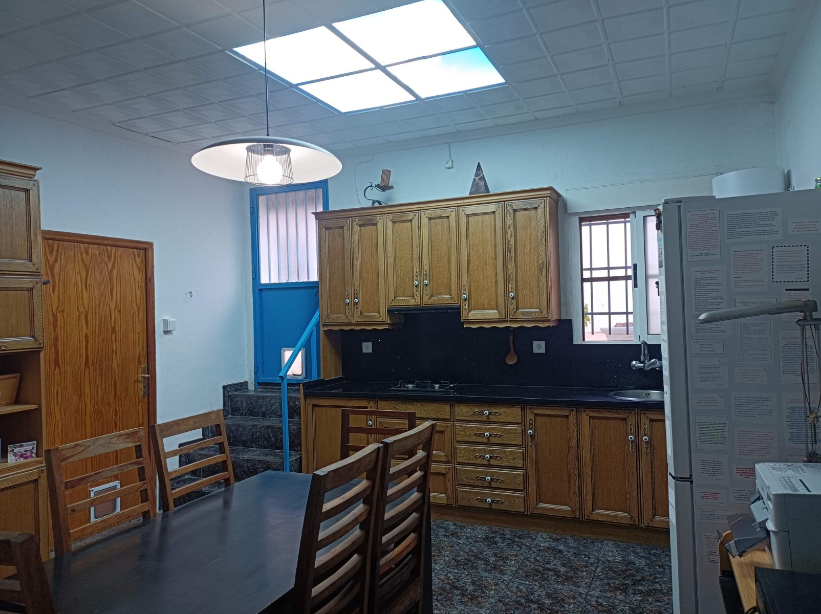 This well-maintained village house is ideally located within walking distance of all essential servi