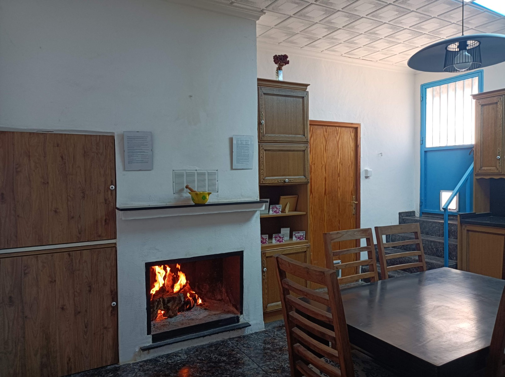 This well-maintained village house is ideally located within walking distance of all essential servi