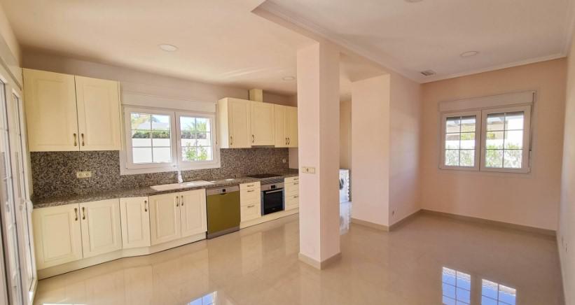 Kitchen in villa for sale in Cabo Roig