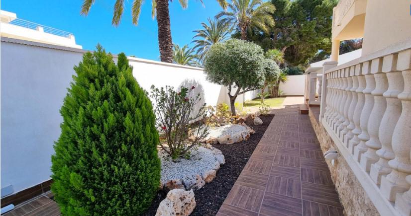 Bedroom in villa for sale in Cabo Roig
