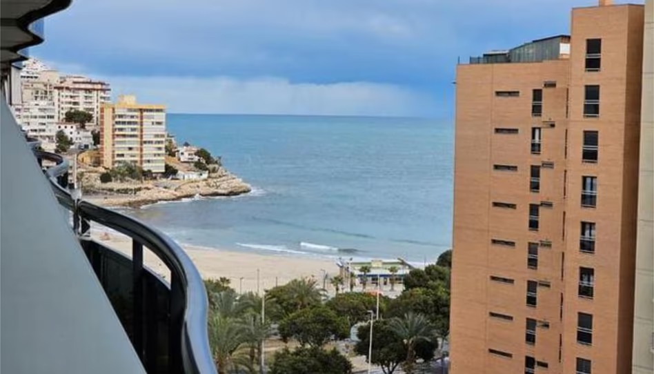 We present an apartment on the fourth floor on the coast of Costa Blanca in the city of Villajoyosa