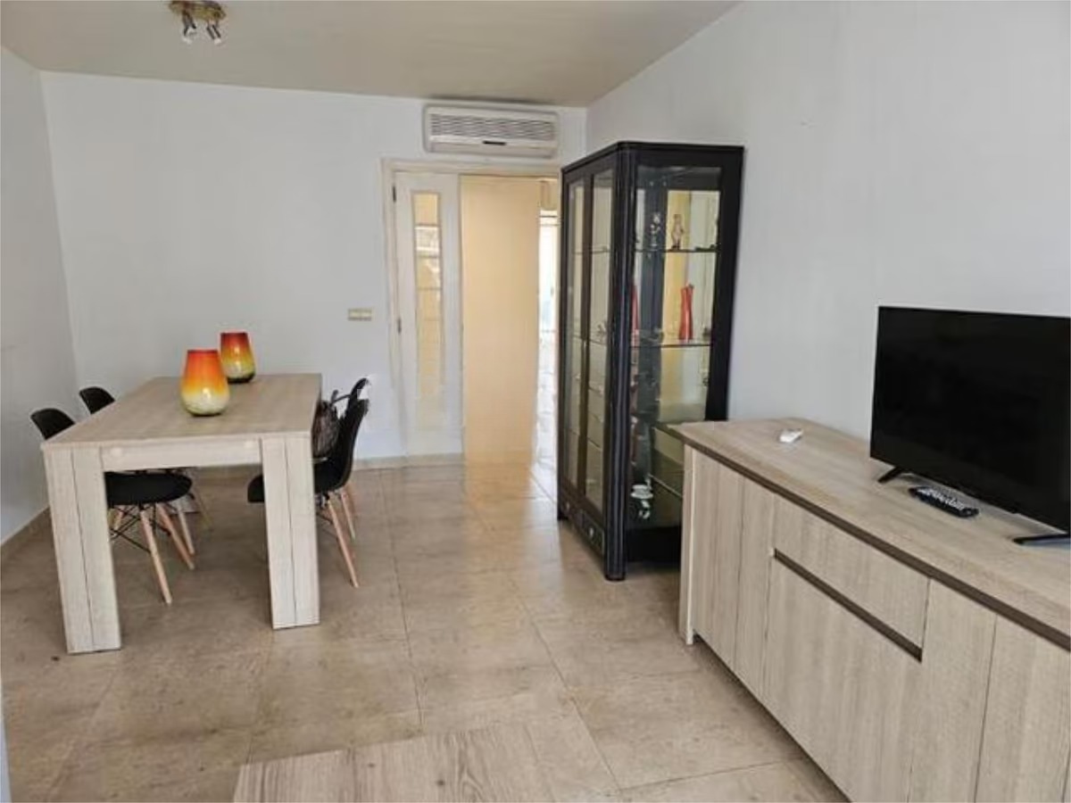 We present an apartment on the fourth floor on the coast of Costa Blanca in the city of Villajoyosa
