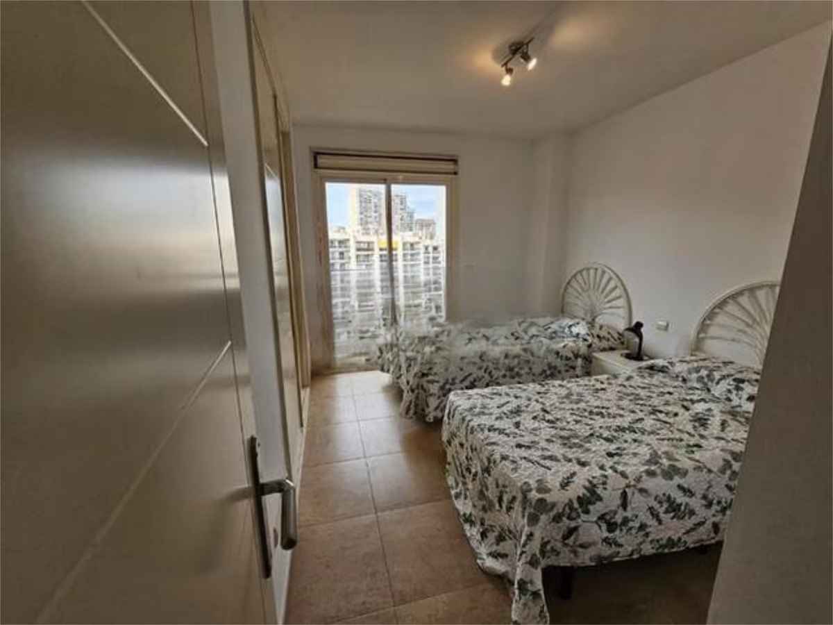 We present an apartment on the fourth floor on the coast of Costa Blanca in the city of Villajoyosa
