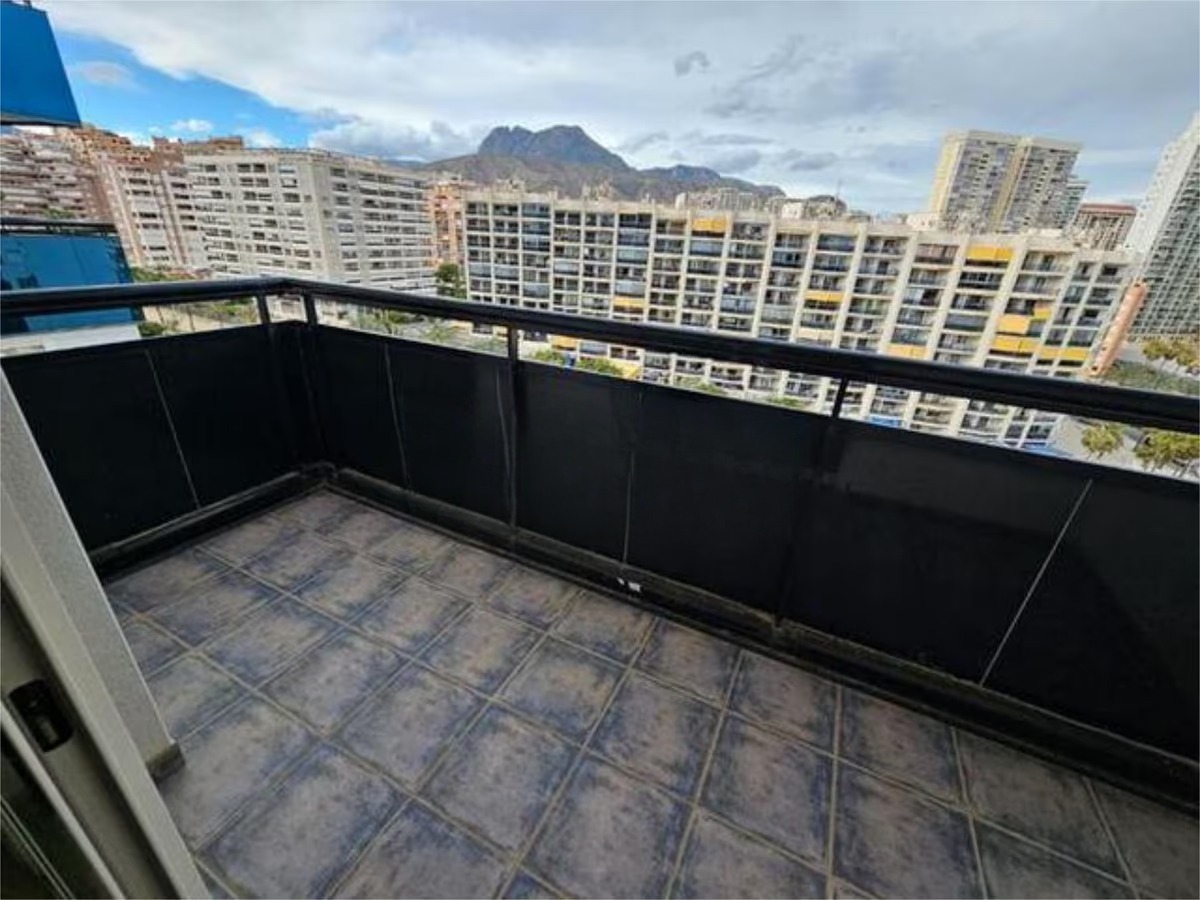We present an apartment on the fourth floor on the coast of Costa Blanca in the city of Villajoyosa