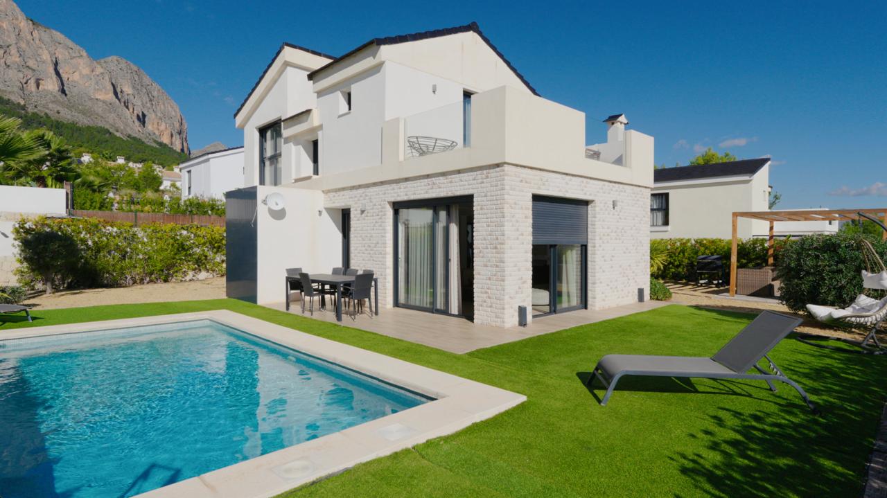 A spacious and bright villa located in a picturesque area just 15 minutes from Benidorm and the beac