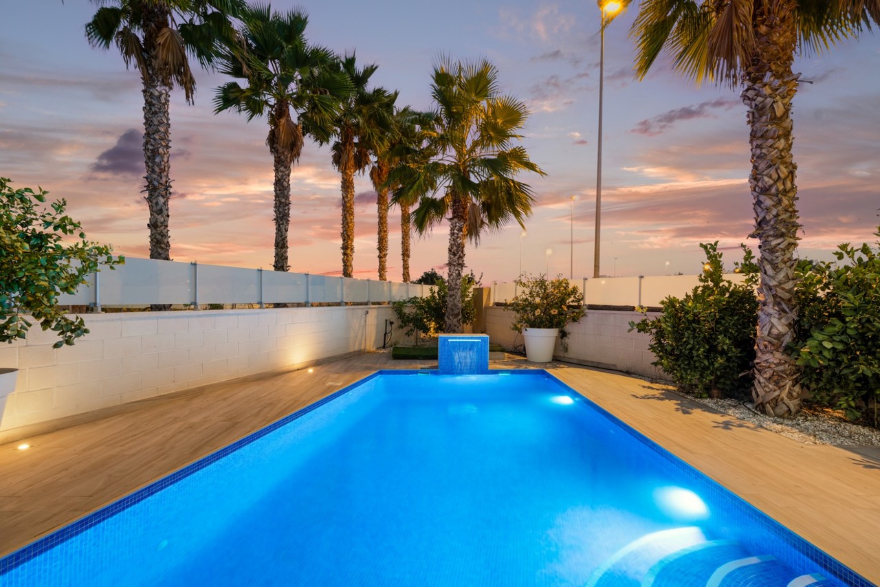 Master bedroom in villa for sale in Cabo Roig
