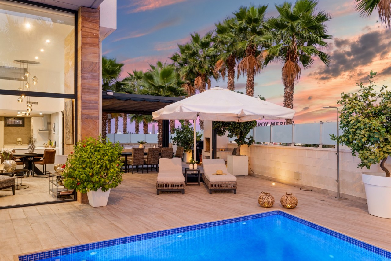 Garden in villa for sale in Cabo Roig