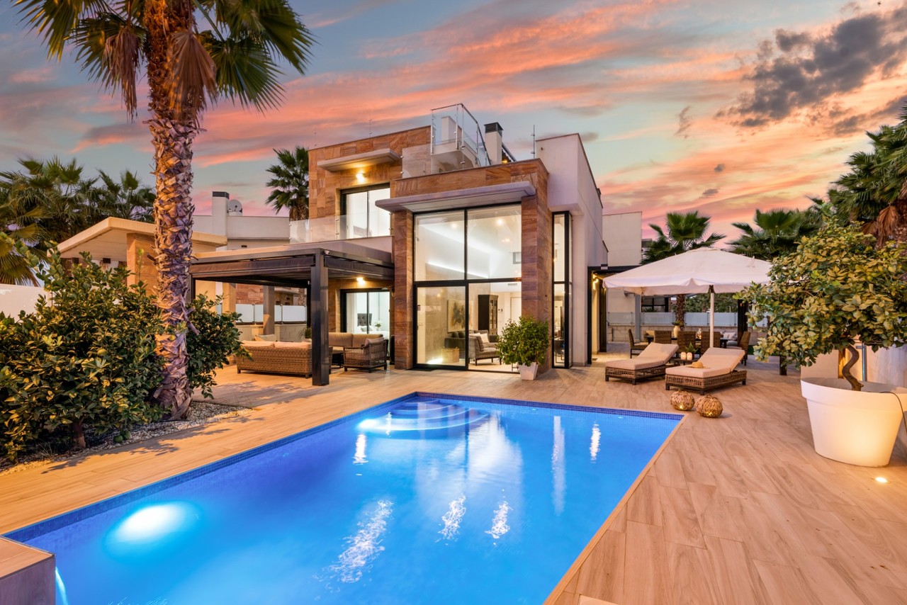 Dining area in villa for sale in Cabo Roig