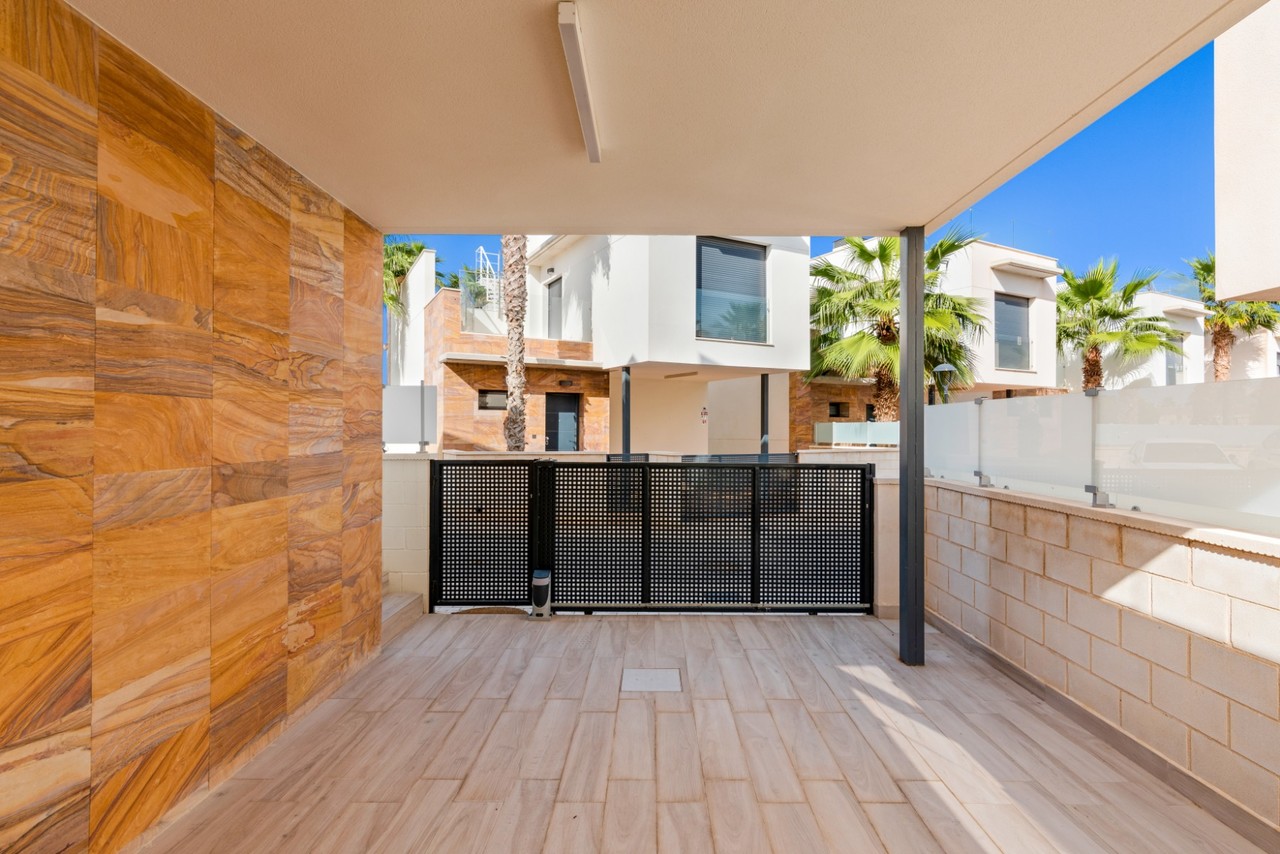 Dining area in villa for sale in Cabo Roig