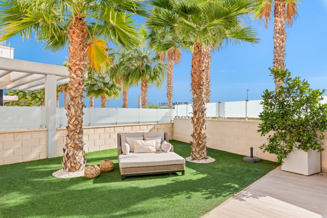 Dining area in villa for sale in Cabo Roig