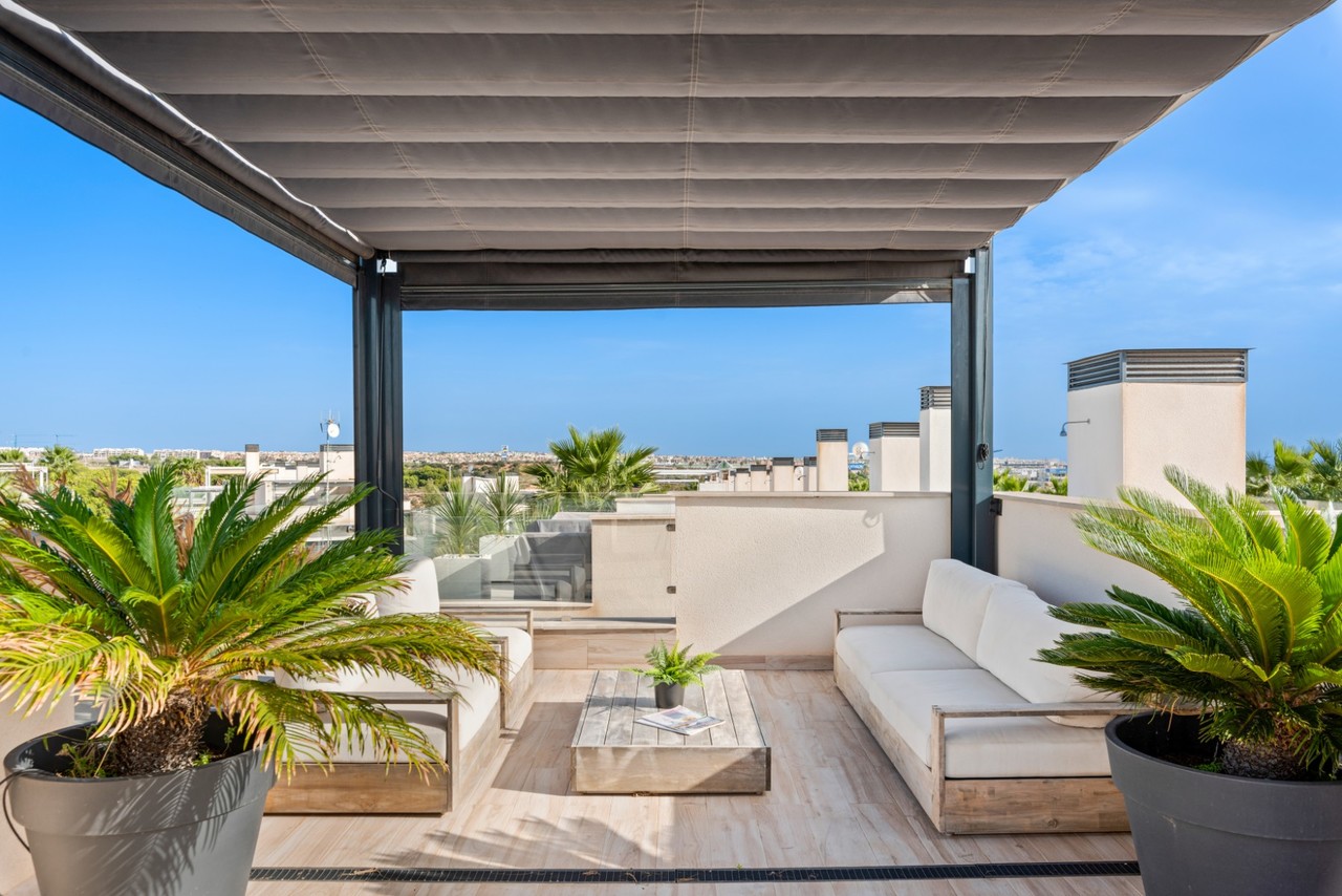 Terrace in villa for sale in Cabo Roig