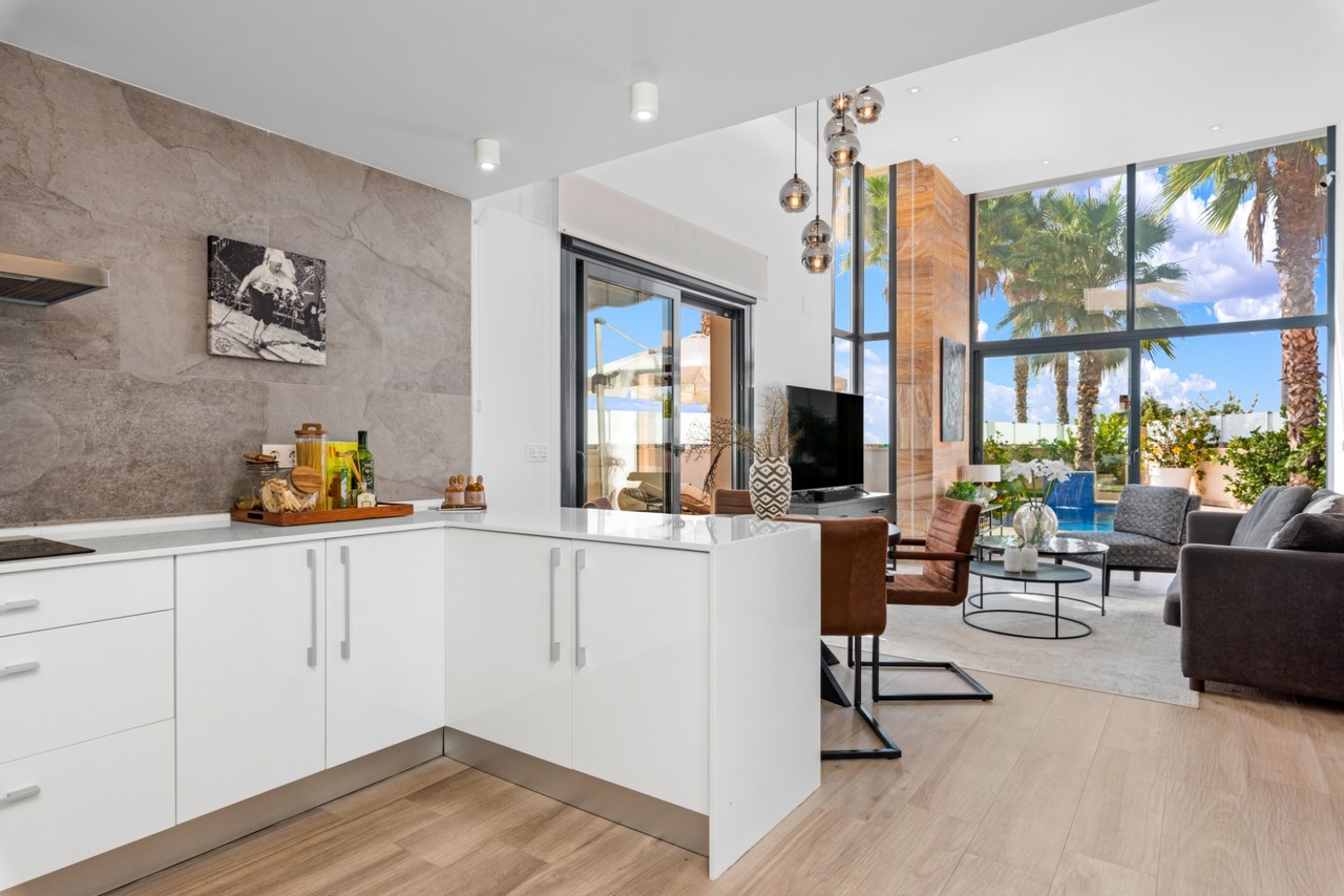 Garden in villa for sale in Cabo Roig