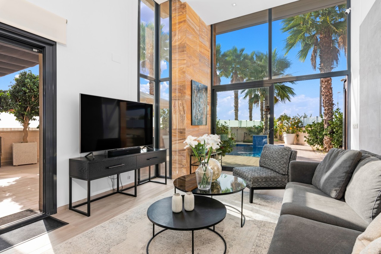 Dining area in villa for sale in Cabo Roig