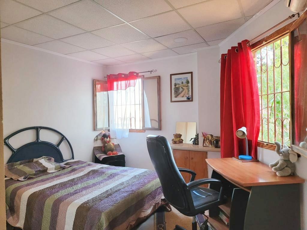 Bedroom in commercial for sale in Almoradi