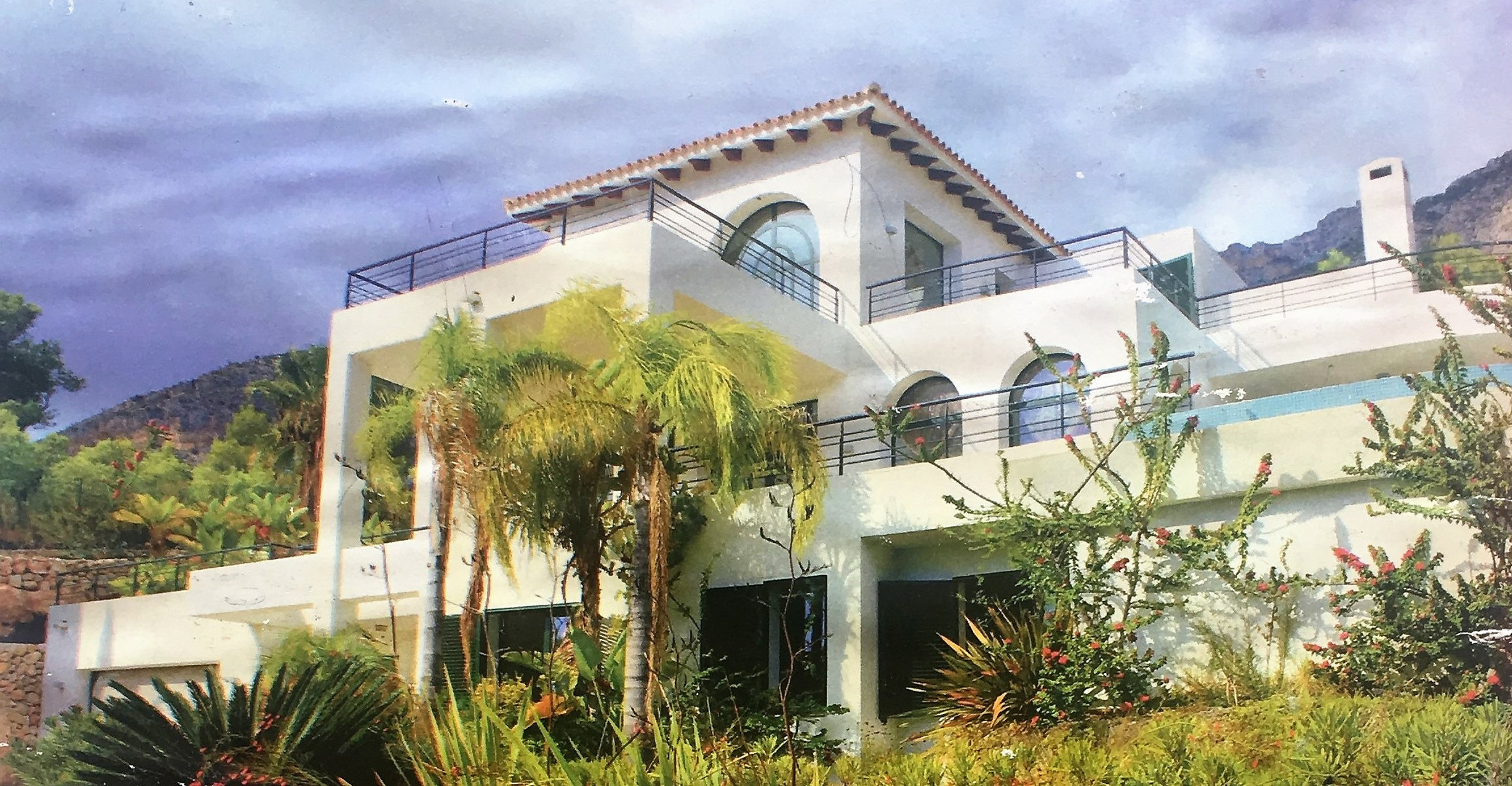 Three-storey Art Nouveau villa with a Hi-Tech area of 300 m2 on a plot of 1000 m2