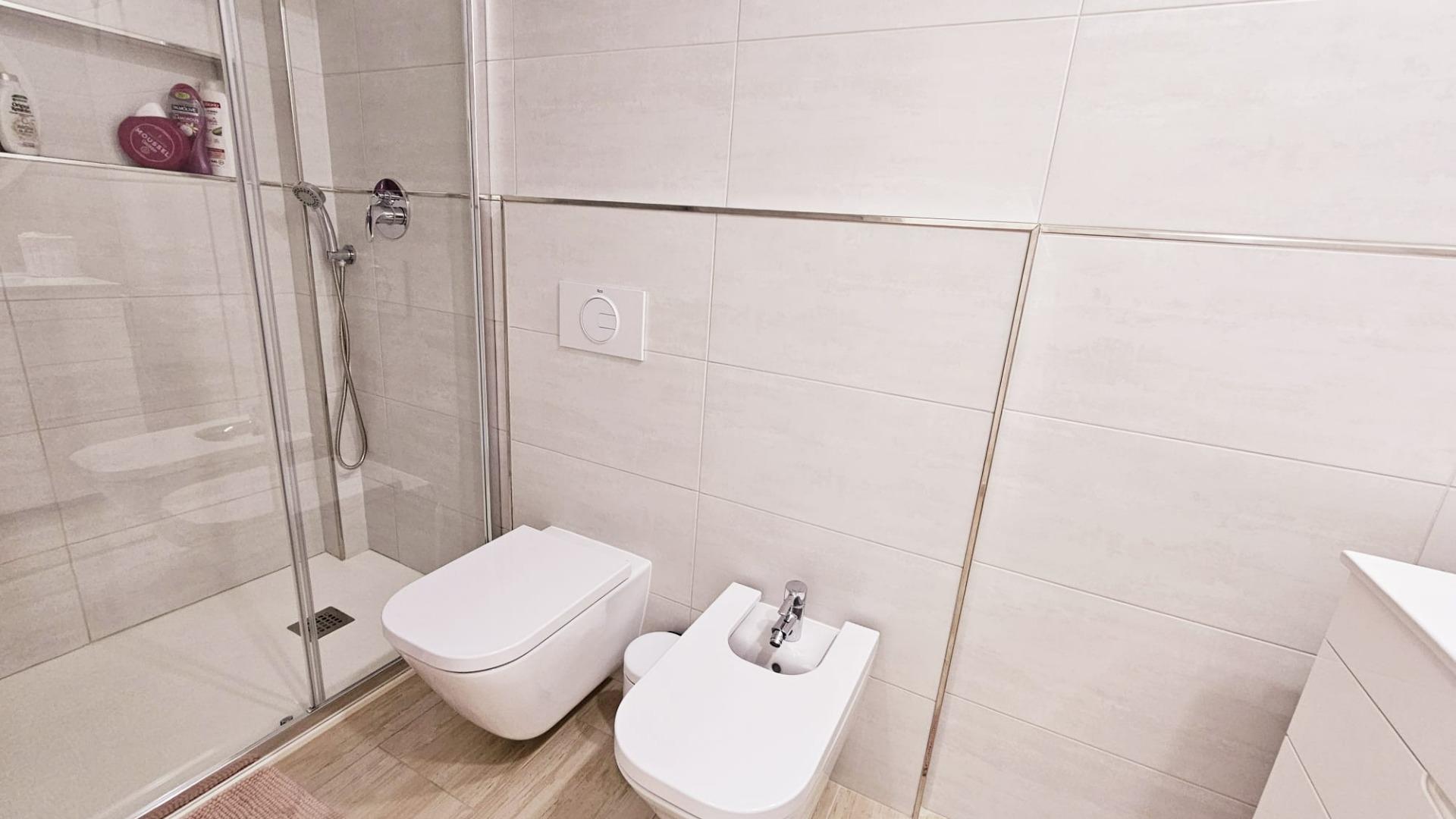 Bathroom in duplex for sale in Torrevieja