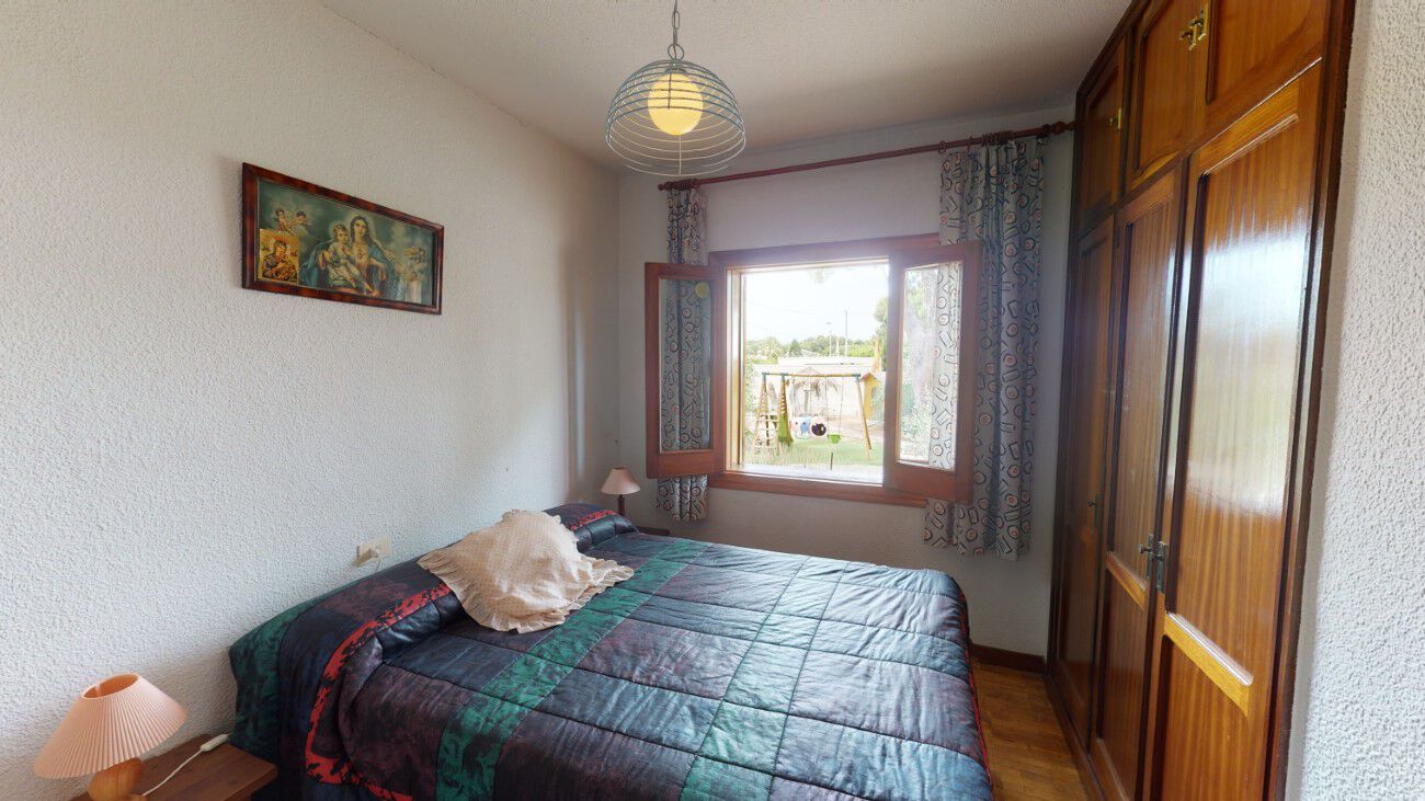 Master bedroom in villa for sale in Murcia