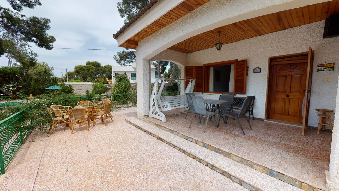 Pool area in villa for sale in Murcia