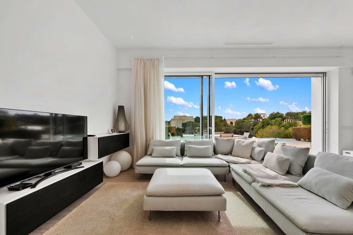 Master bedroom in villa for sale in Orihuela
