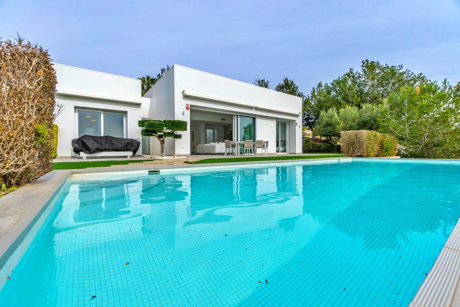 Bedroom in villa for sale in Orihuela