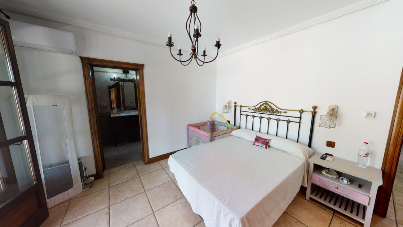 Master bedroom in villa for sale in Catral
