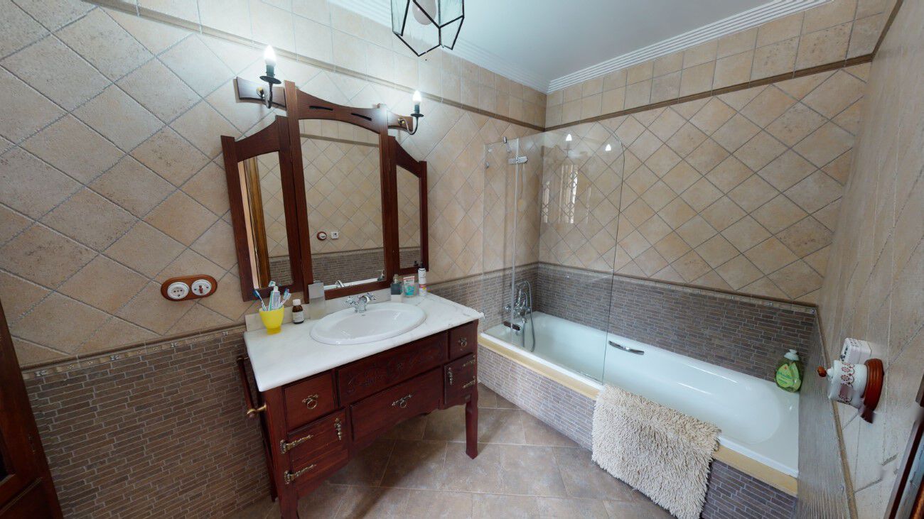 Bathroom in villa for sale in Catral