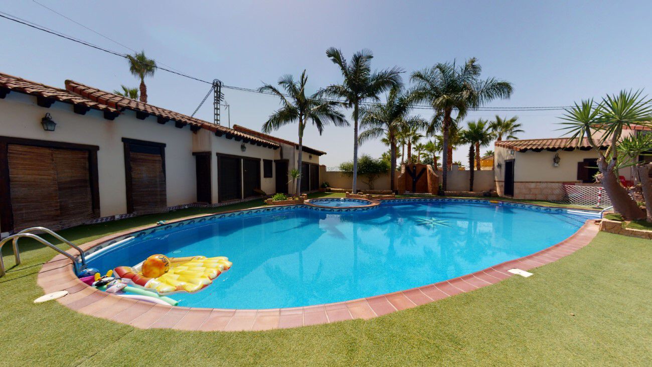 Master bedroom in villa for sale in Catral