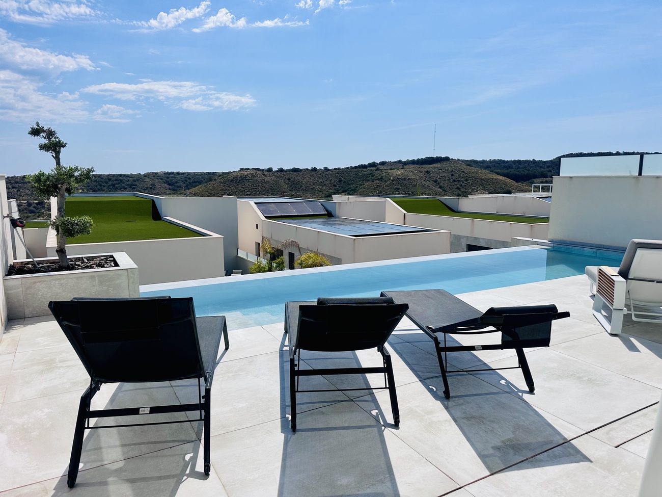 ✨ Exclusive Frontline Villa with Sea Views, Privacy & Premium Finishes Discover this stunning frontl