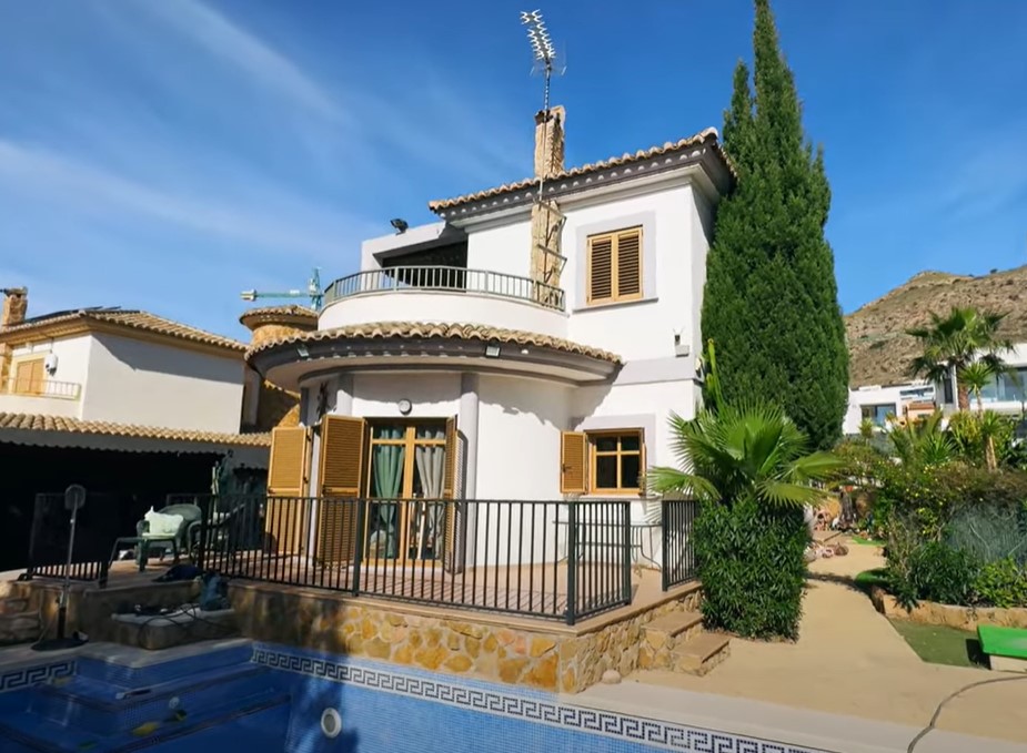 In the exclusive Sierra Cortina area, you’ll find a home that stands out not only for its beauty, bu