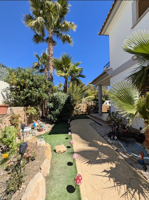 Master bedroom in villa for sale in Benidorm